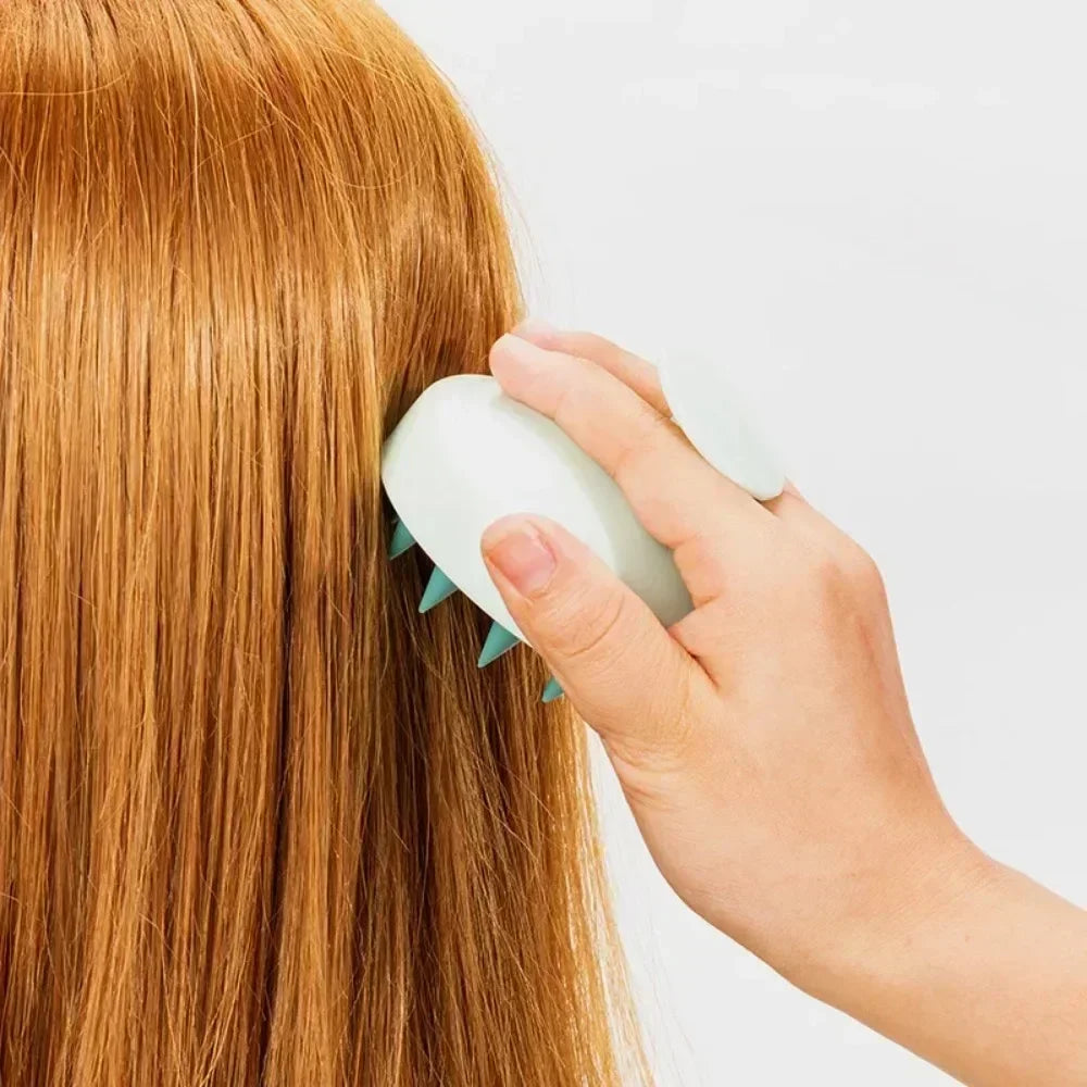 Brosse Shampoing Anti-Pelliculaire : L'Accessoire Essentiel pour un Cuir Chevelu Sain, à Compléter avec Notre Huile Purifiante.